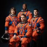 La tripulación de la misión Artemis II de la NASA (de izquierda a derecha): Los astronautas de la NASA Christina Hammock Koch, Reid Wiseman (sentado), Victor Glover y el astronauta de la Agencia Espacial Canadiense Jeremy Hansen. 