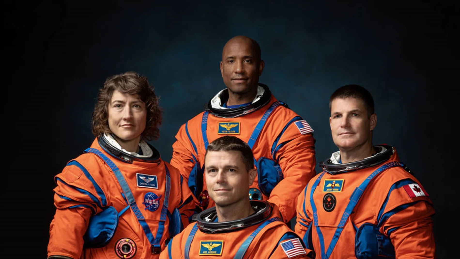 La tripulación de la misión Artemis II de la NASA (de izquierda a derecha): Los astronautas de la NASA Christina Hammock Koch, Reid Wiseman (sentado), Victor Glover y el astronauta de la Agencia Espacial Canadiense Jeremy Hansen.