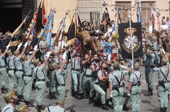S.Santa.- Devoción y admiración en el Jueves Santo de Málaga con el traslado del Cristo de la Buena Muerte por la Legión