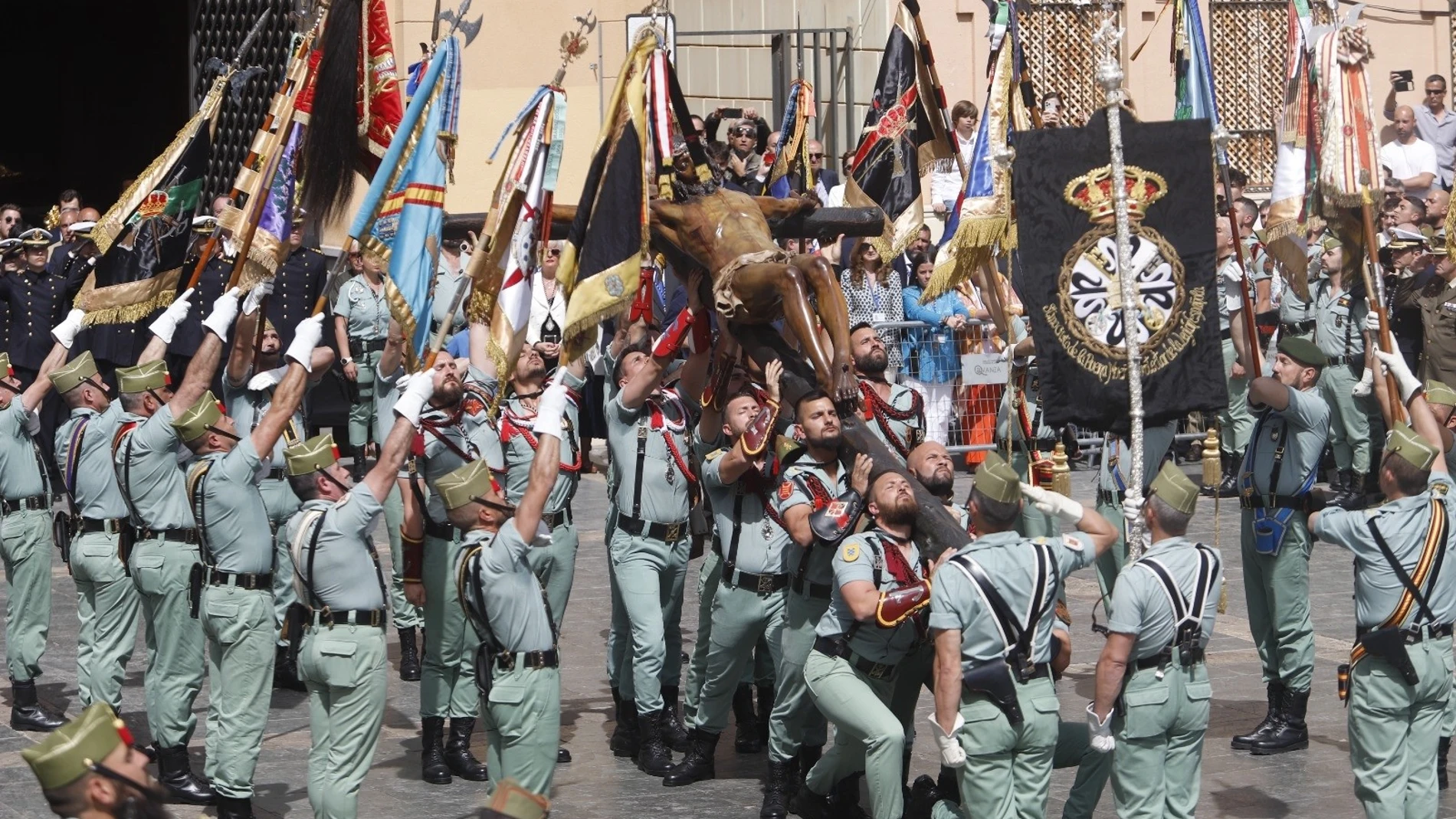 S.Santa.- Devoción y admiración en el Jueves Santo de Málaga con el traslado del Cristo de la Buena Muerte por la Legión