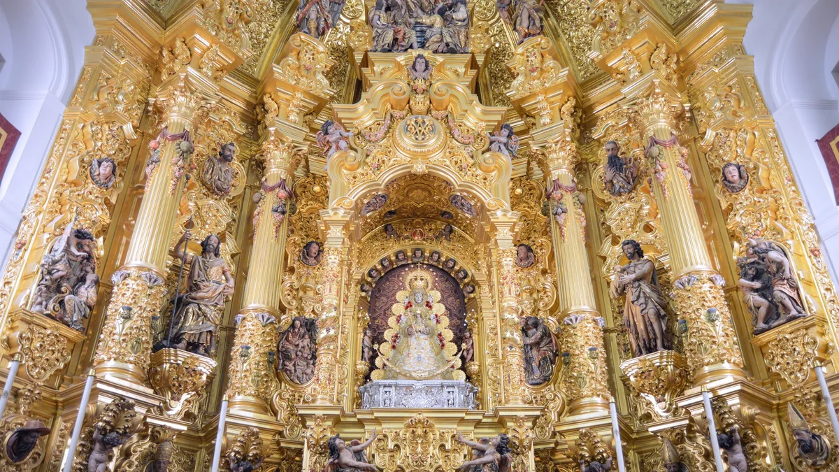 La Virgen del Rocío, entronizada ya en su paso para la Romería de Pentecostés