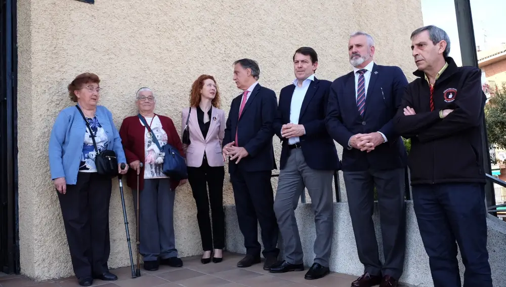 Autoridades a la puerta de la iglesia