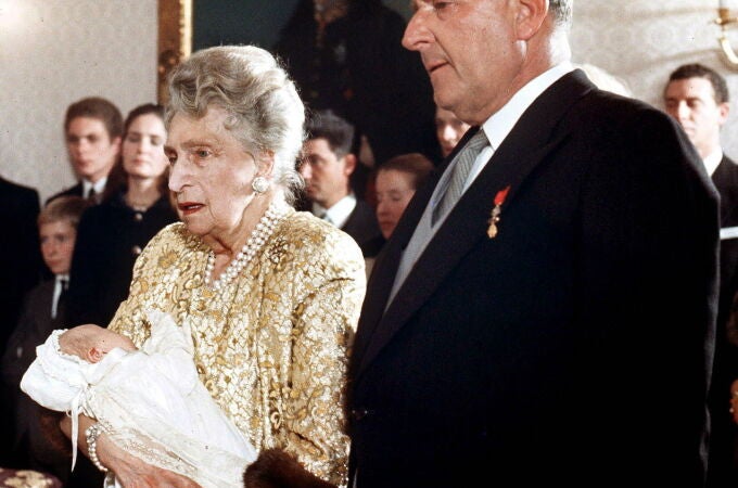 MD207 MADRID, 31-10-05 Fotografía de archivo del bautizo del Príncipe Felipe, el 8 de febrero de 1968, en la capilla del Palacio de la Zarzuela, en una ceremonia oficiada por el Arzobispo de Madrid. Sus padrinos fueron: su bisabuela, la Reina Victoria Eugenia, y su abuelo, el Conde de Barcelona. La Princesa de Asturias ha dado a luz esta noche una niña en la Clínica Ruber Internacional, en la que estuvo acompañada por su esposo, el Príncipe Felipe, informó la Casa del Rey. 
