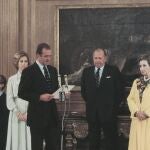 Acto de renuncia de Don Juan a sus derechos dinásticos en una discreta ceremonia en el Palacio de la Zarzuela, el 14 de mayo de 1977