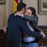 Firma del Acuerdo PSOE - UNIDAS PODEMOS Firman Pedro Sanchez y Pablo Iglesias 