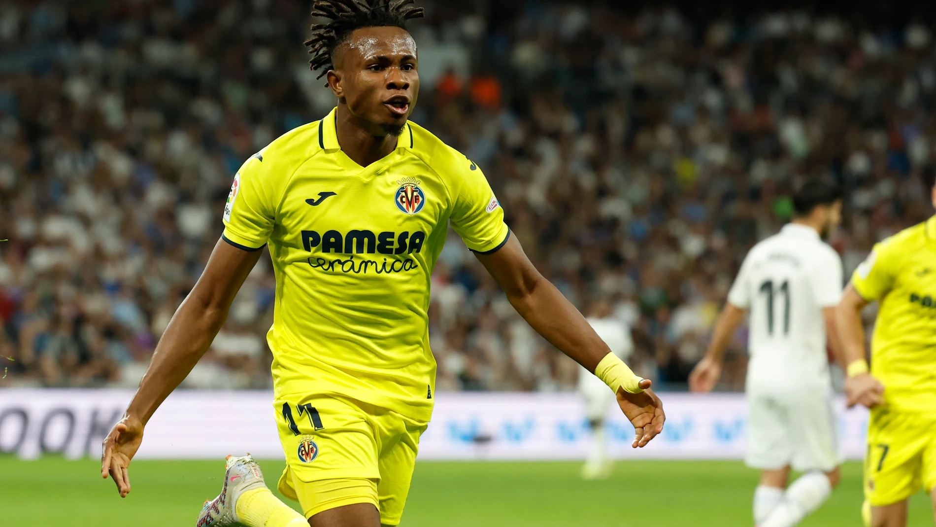 MADRID, 08/04/2023.- El delantero del Villarreal Samuel Chukwueze celebra tras marcar ante el Real Madrid, durante el partido de Liga en Primera División que Real Madrid y Villarreal CF disputan este sábado en el estadio Santiago Bernabéu. EFE/Chema Moya