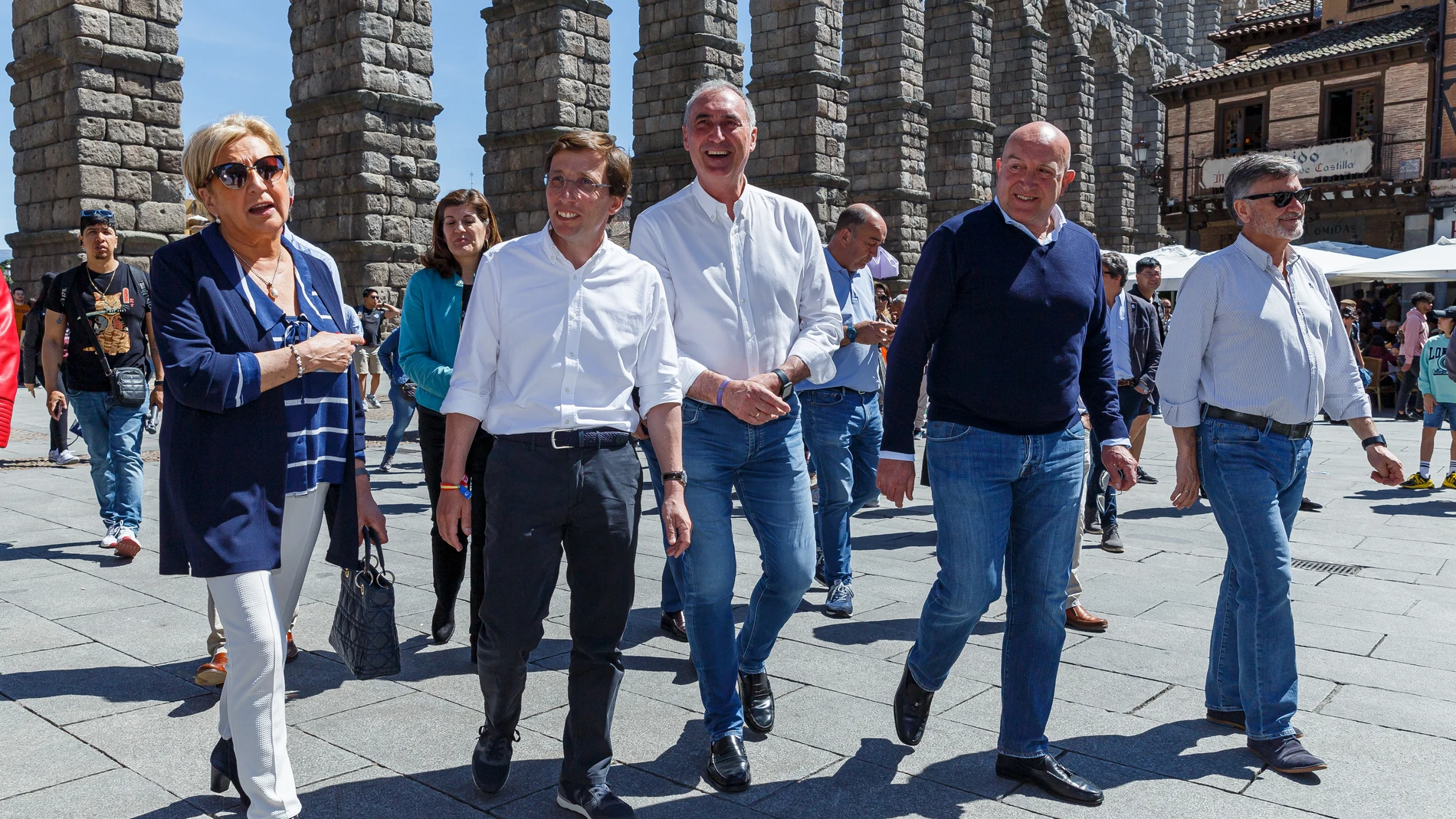 Paloma Sanz, Almeida, Mazarías, Carnero y Vázquez a los pies del Acueducto