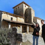  Los jóvenes Laura Estébanez y Emilio Negro, cámara en mano retratan el medio rural y lo cuelgan en las redes sociales, en la imagen caminan por Villajimena (Palencia)
