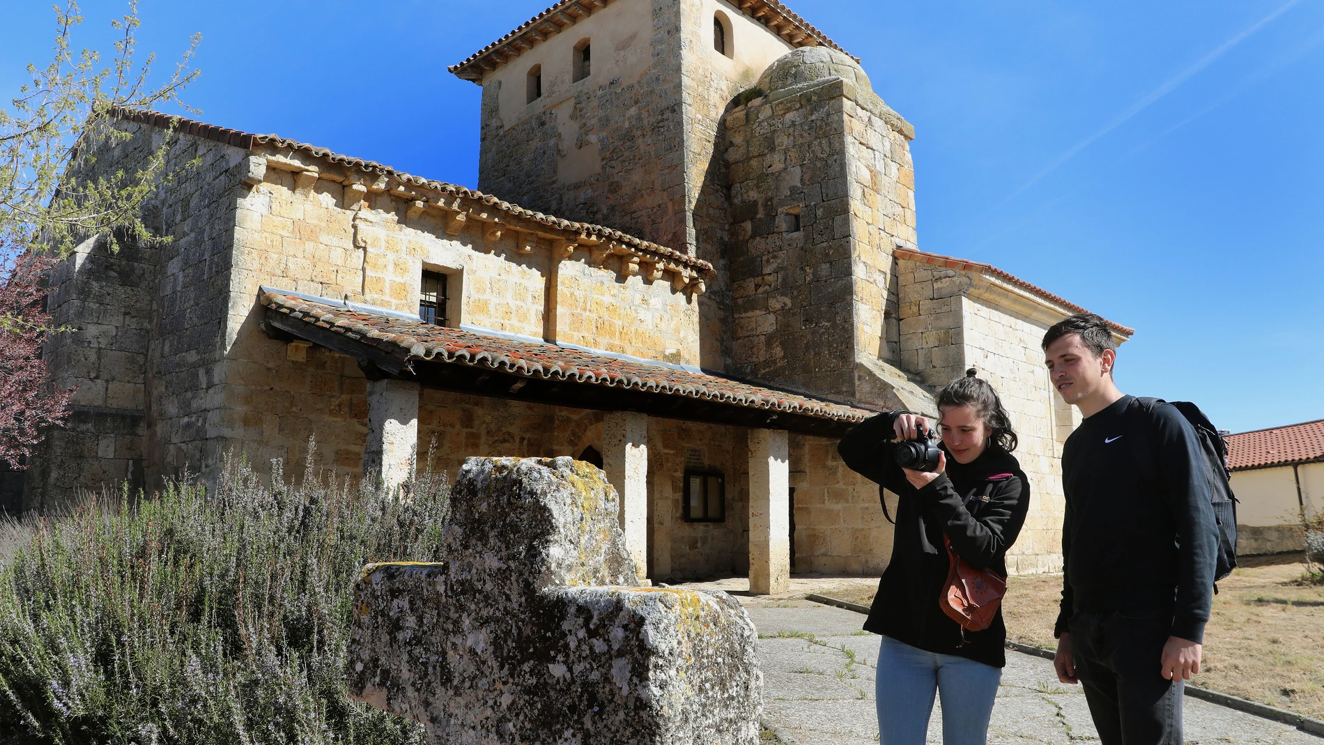  Los jóvenes Laura Estébanez y Emilio Negro, cámara en mano retratan el medio rural y lo cuelgan en las redes sociales, en la imagen caminan por Villajimena (Palencia)