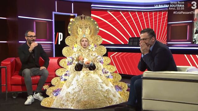 Los presentadores Jair Domínguez y Toni Soler junto a la actriz que parodiaba ser la Virgen del Rocío
