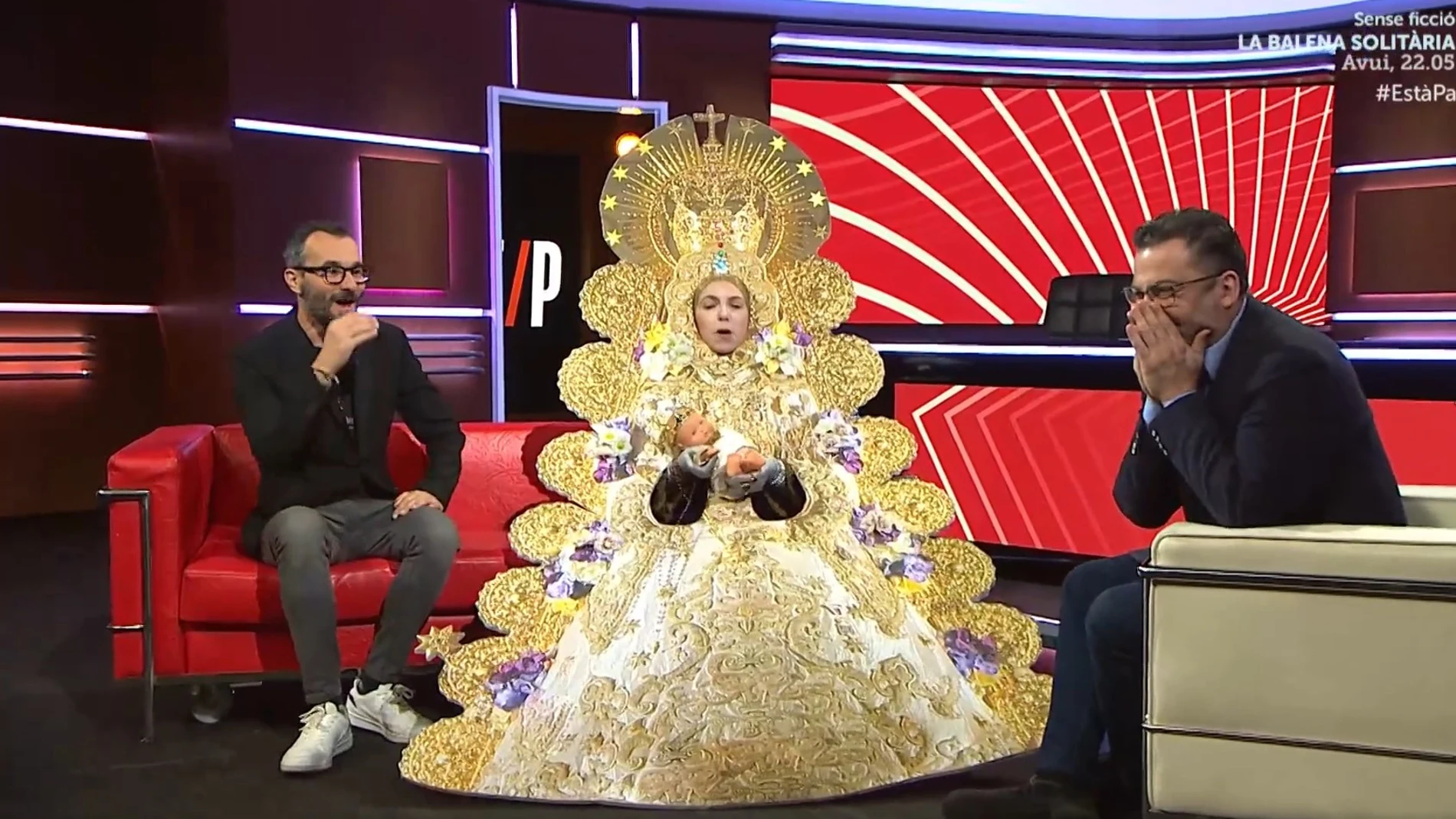 Los presentadores Jair Domínguez y Toni Soler junto a la actriz que parodiaba ser la Virgen del Rocío