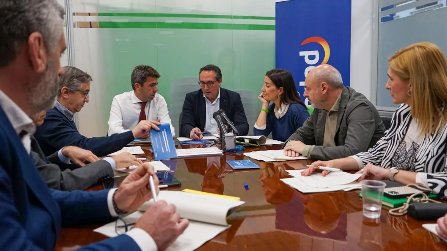 El presidente del PPCV, Carlos Mazón, reunido con el equipo económico del partido
