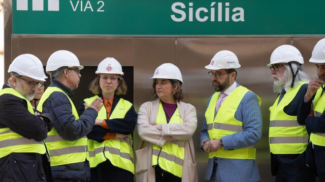 Ada Colau y el consejero de Territorio, Juli Fernàndez (ERC), en las obras del tranvía