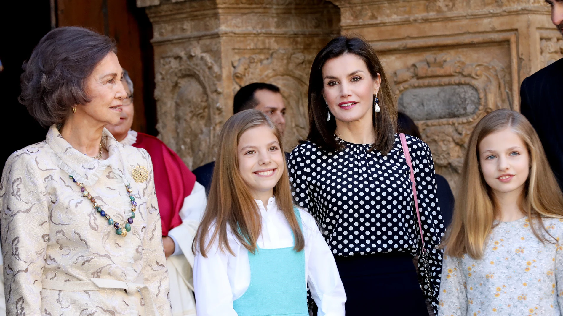 La reina emérita junto a doña Letizia, Leonor y Sofía