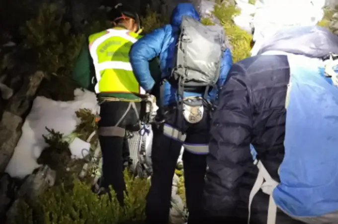 La Guardia Civil de Huesca rescata un perro en los Pirineos atrapado en una pared de hielo