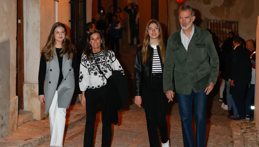 Los Reyes Felipe VI y Letizia, Leonor y Sofía en Chinchón por Semana Santa
