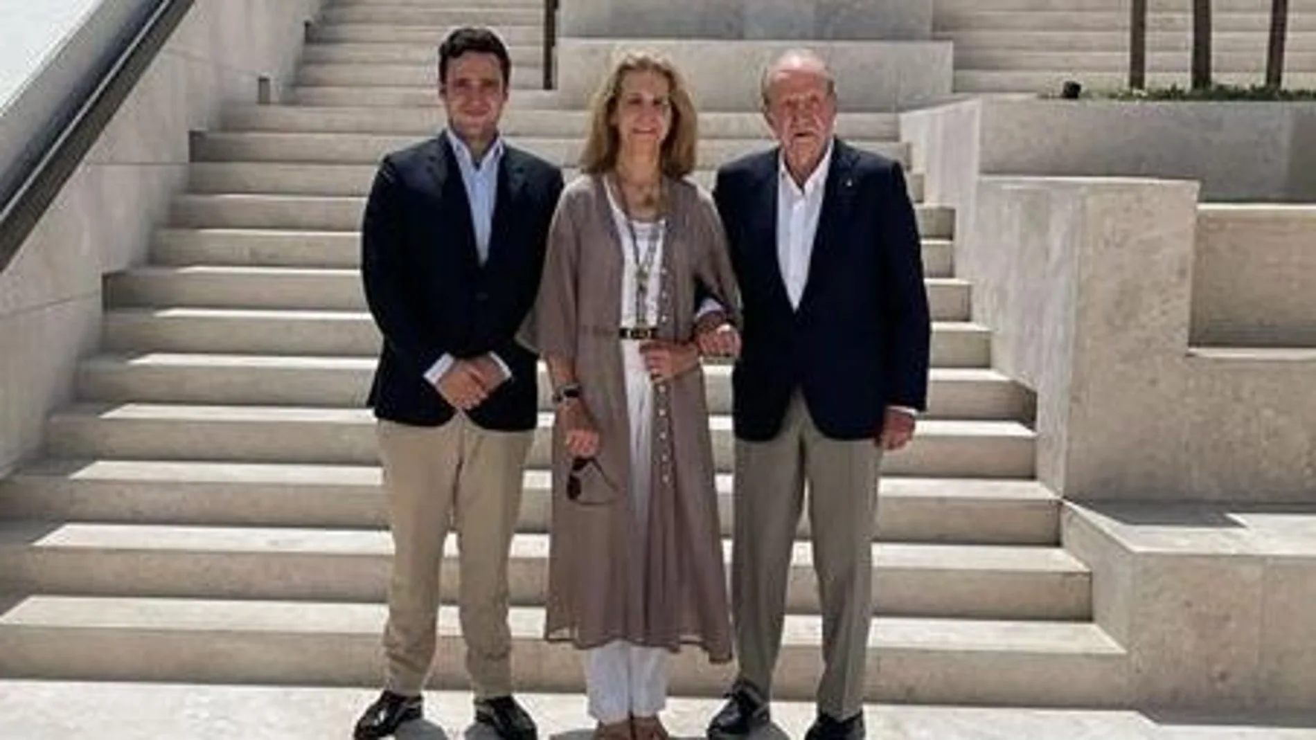 La infanta Elena visita a Froilán y al rey Juan Carlos en Abu Dabi