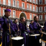 Tamborrada de final de la Semana Santa en la Plaza Mayor de Madrid. Acuden el alcalde de Zaragoza y el alcalde