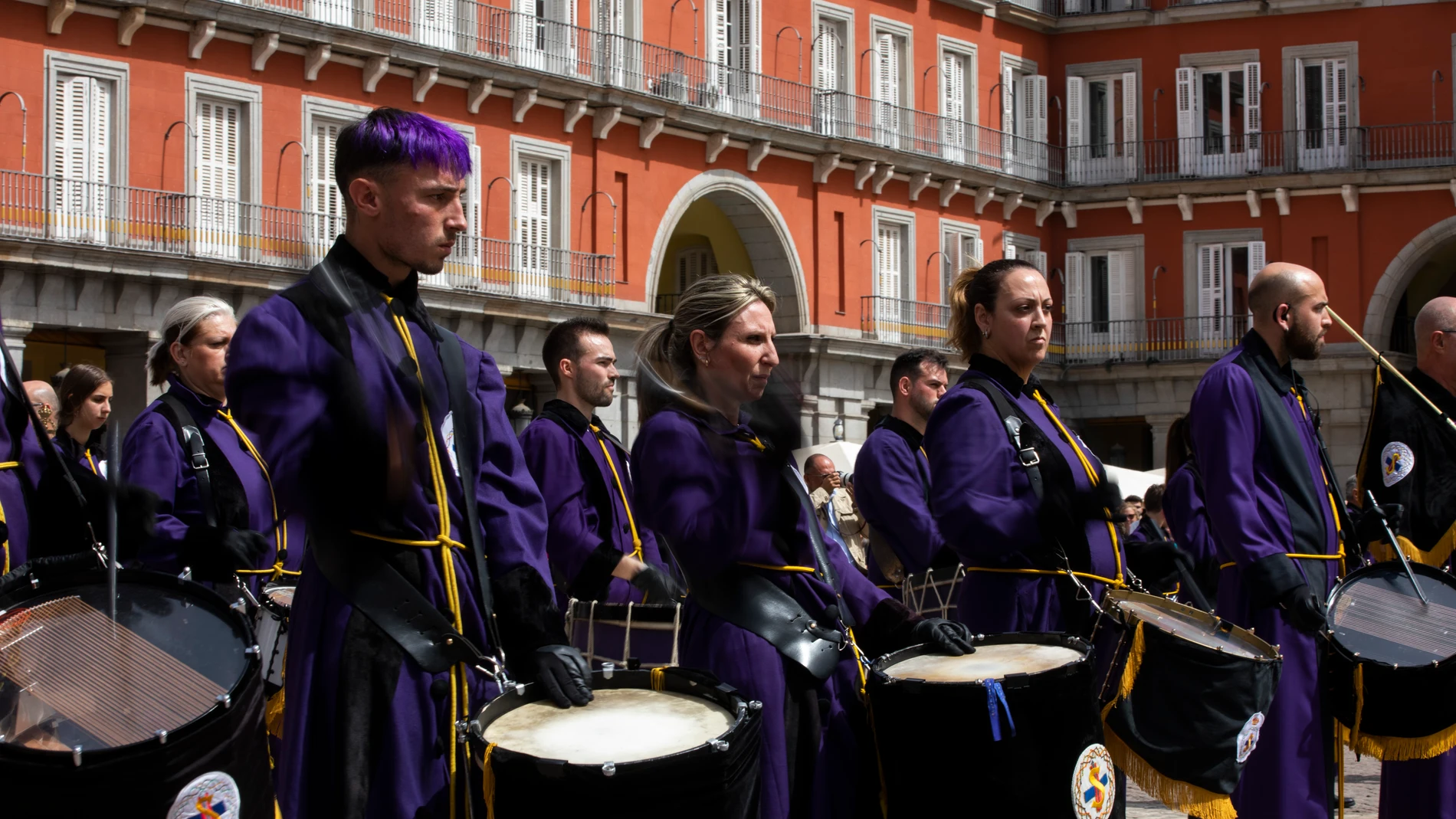 Tamborrada de final de la Semana Santa en la Plaza Mayor de Madrid. Acuden el alcalde de Zaragoza y el alcalde de Madrid, José Luis Martinez Almeida. © Jesús G. Feria.