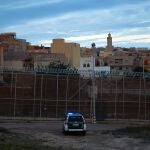 Un vehículo de la Guardia Civil patrulla junto a la valla de Melilla