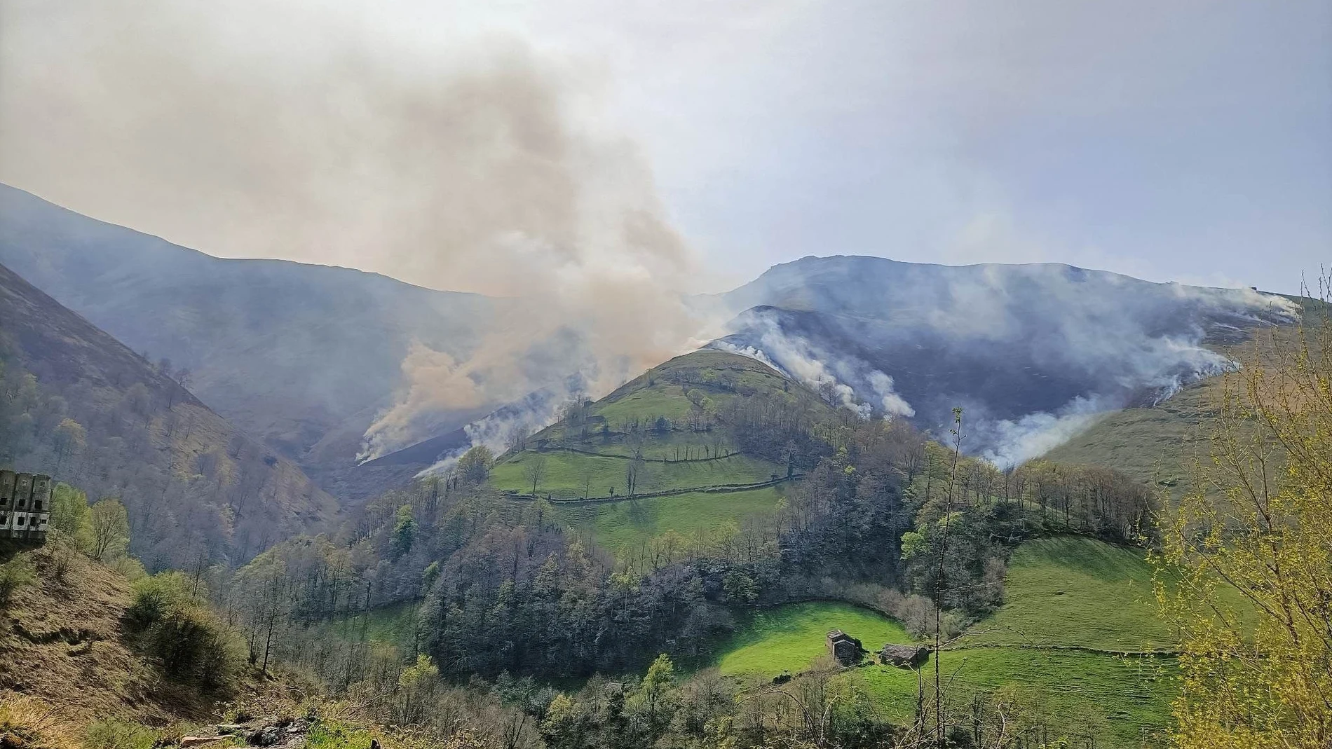 Cantabria sigue luchando contra el fuego en este inicio de primavera complicado