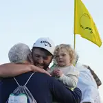 Jon Rahm, se abraza a su padre con su hijo Kepa en brazos