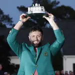 Jon Rahm, con la chaqueta verde y el trofeo de campeón en Augusta