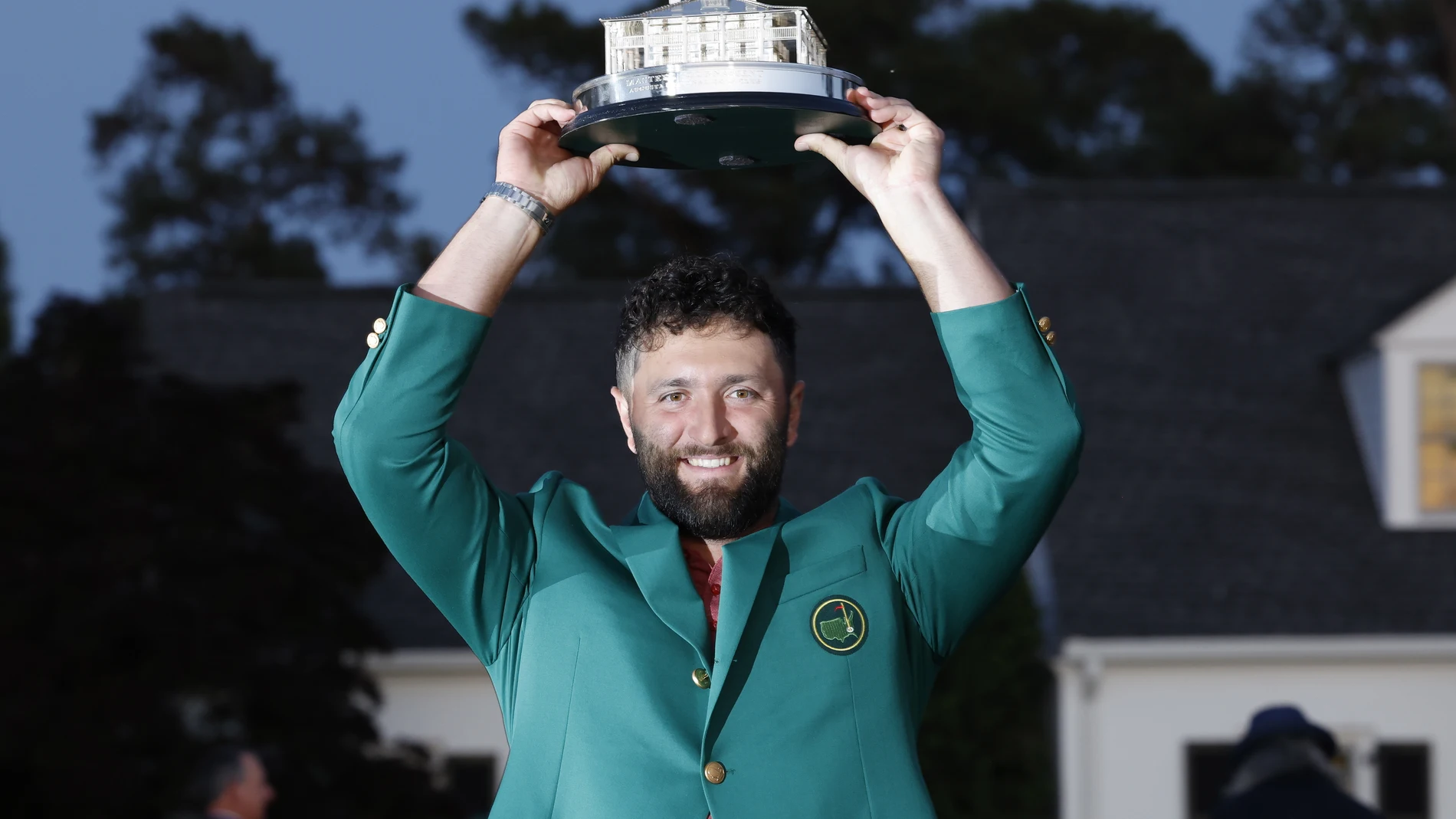 Jon Rahm, con la chaqueta verde y el trofeo de campeón en Augusta