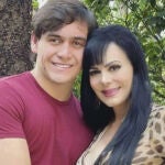 Julián Figueroa junto a su madre Maribel Guardia