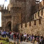 Decenas de turistas en el castillo templario de Ponferrada