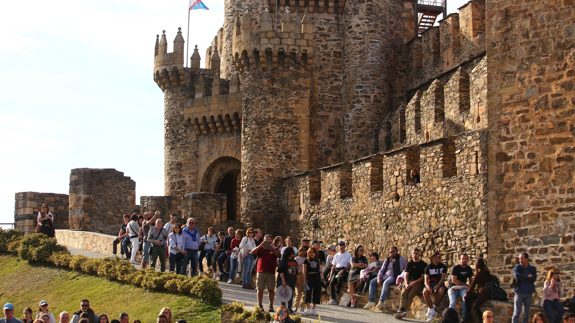 Decenas de turistas en el castillo templario de Ponferrada