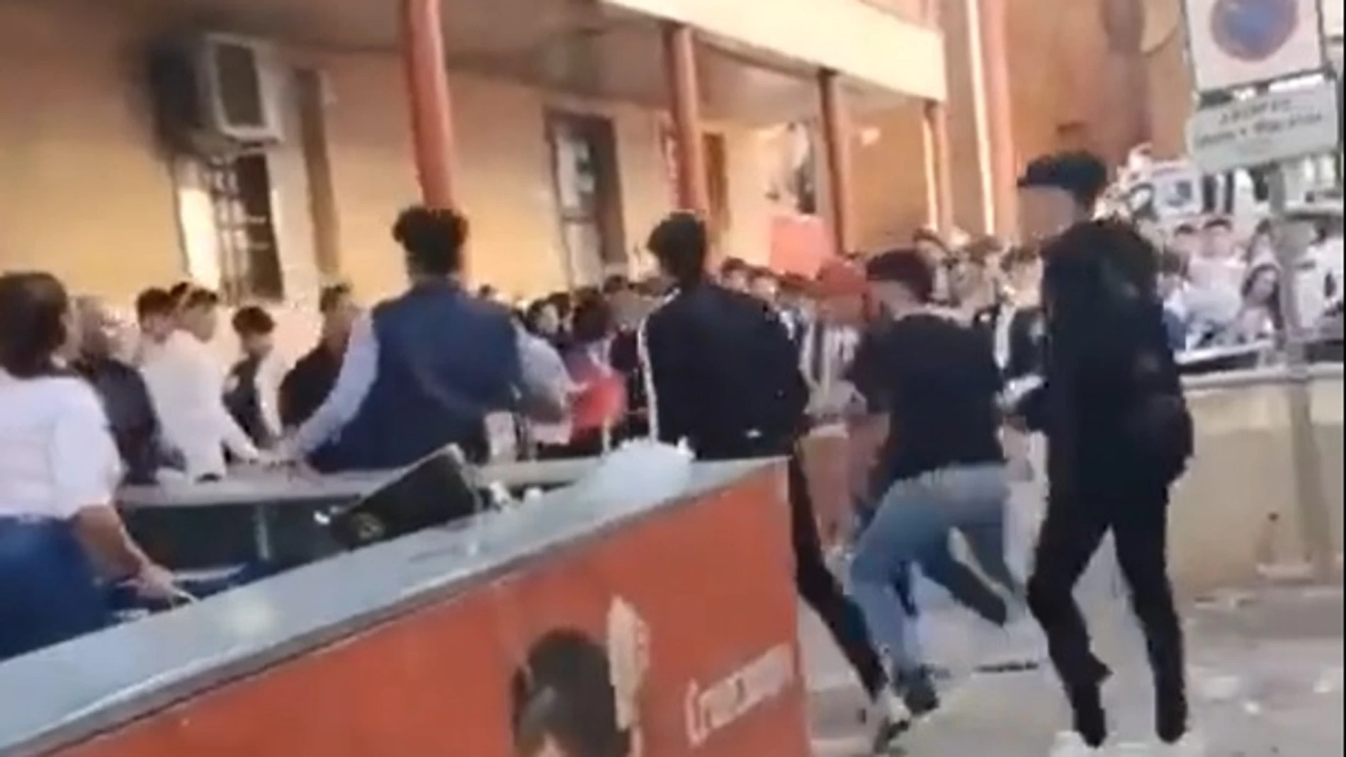 Multitudinaria pelea con cinturones en plena calle de Lorca