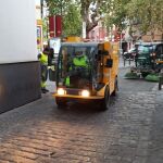 Un camión de Lipasam retira cera de las calles