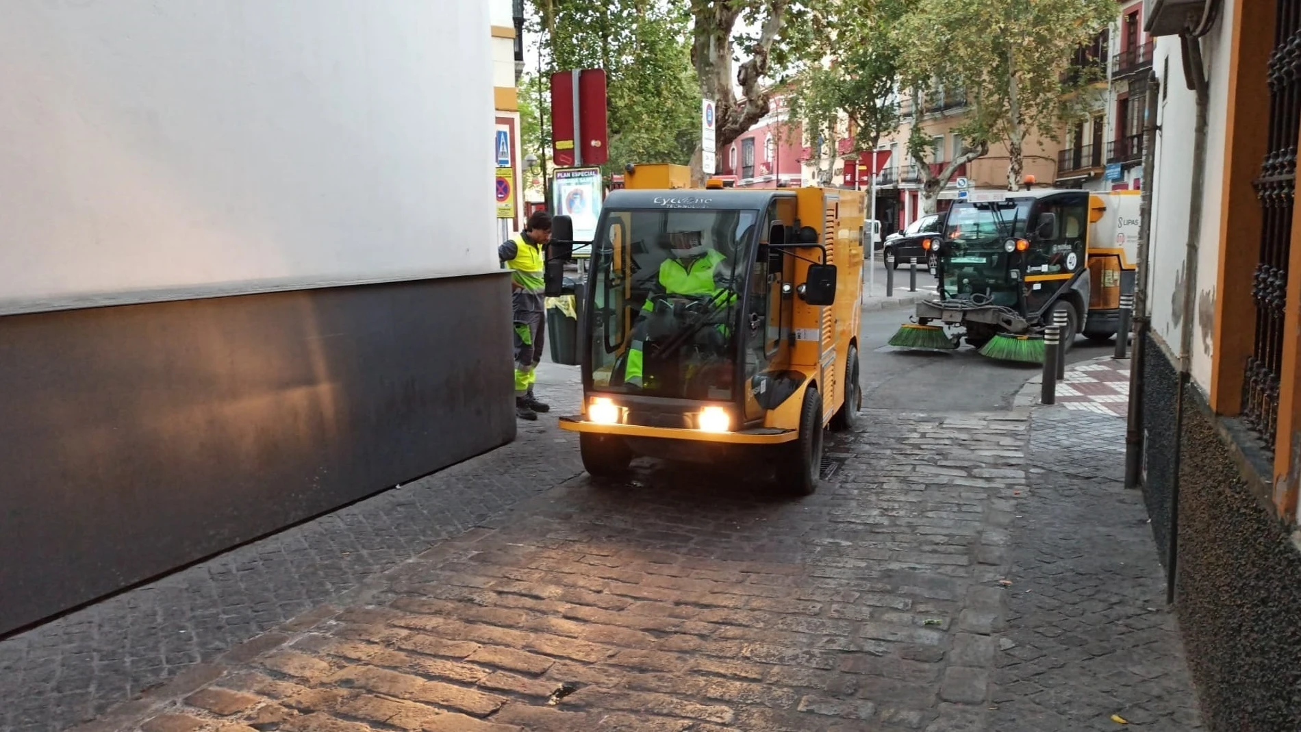 Un camión de Lipasam retira cera de las calles
