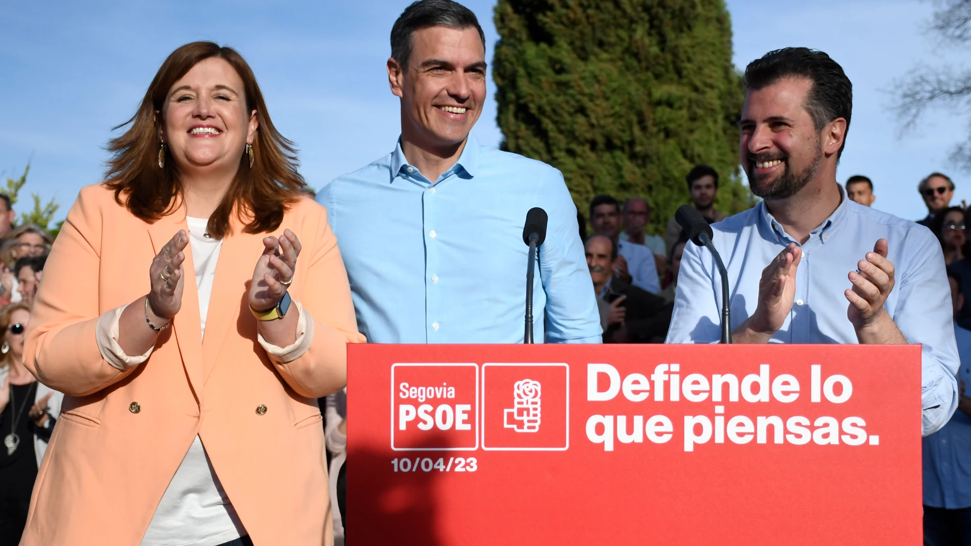 El presidente del Gobierno y secretario general del PSOE, Pedro Sánchez (c) junto a la candidata socialista a la alcaldía de Segovia, Clara Martín, y el secretario general de los socialistas de Castilla y León, Luis Tudanca este lunes durante un acto del partido en Segovia. EFE/ PABLO MARTIN
