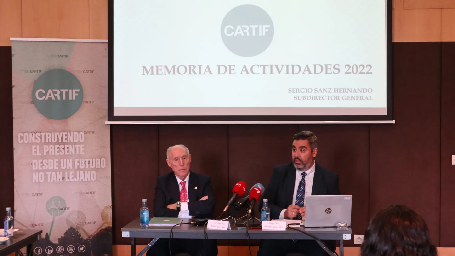 El director general, José Ramón Perán, y el subdirector genera, Sergio Sanz, explican la Memoria de Actividades de CARTIF de 2022