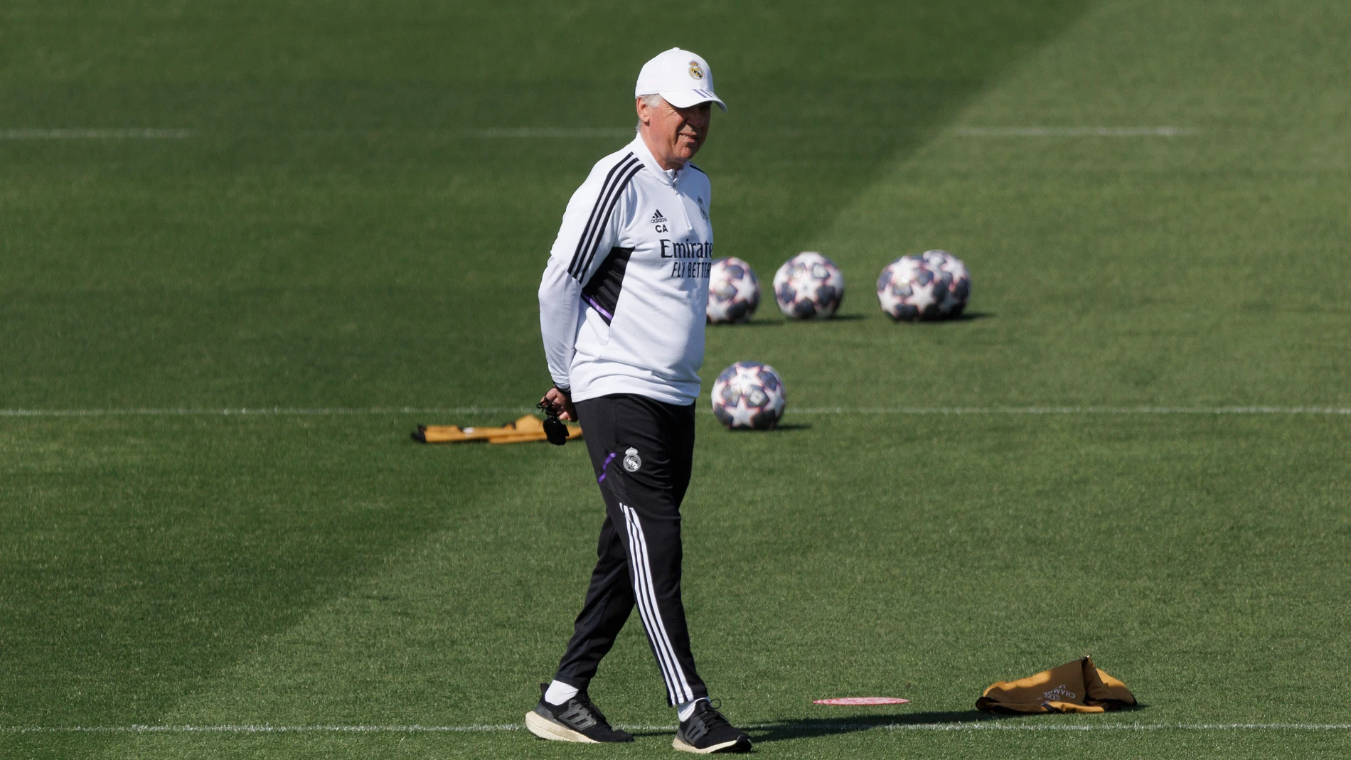 MADRID, 11/04/2023.-El entrenador italiano del Real MadridCarlo Ancelotti, durante el entrenamiento previo al partido de cuartos de final de Champions League contra el Chelsea, este martes en la Ciudad Deportiva de Valdebebas en Madrid.- EFE / Sergio Pérez