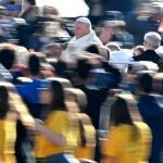 El Papa Francisco llega para presidir la audiencia general semanal en la Plaza de San Pedro, Ciudad del Vaticano, este miércoles.