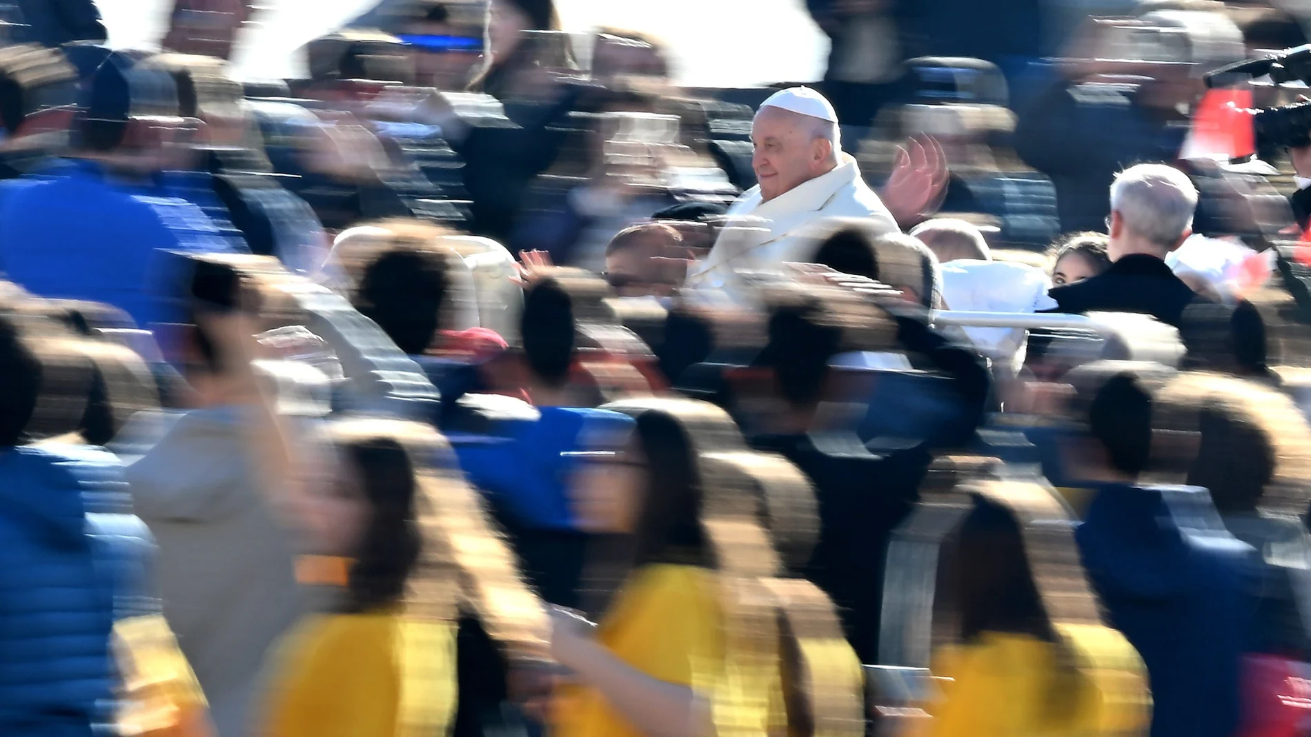 El Papa Francisco llega para presidir la audiencia general semanal en la Plaza de San Pedro, Ciudad del Vaticano, este miércoles.