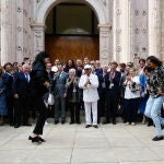 El presidente de la Junta de Andalucía, Juanma Moreno (c), observa a Farruquito bailar junto a representantes del Flamenco