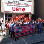Los trabajadores de UGT durante la protesta frente a la sede regional del sindicato en la avenida de Blas Infante de Sevilla