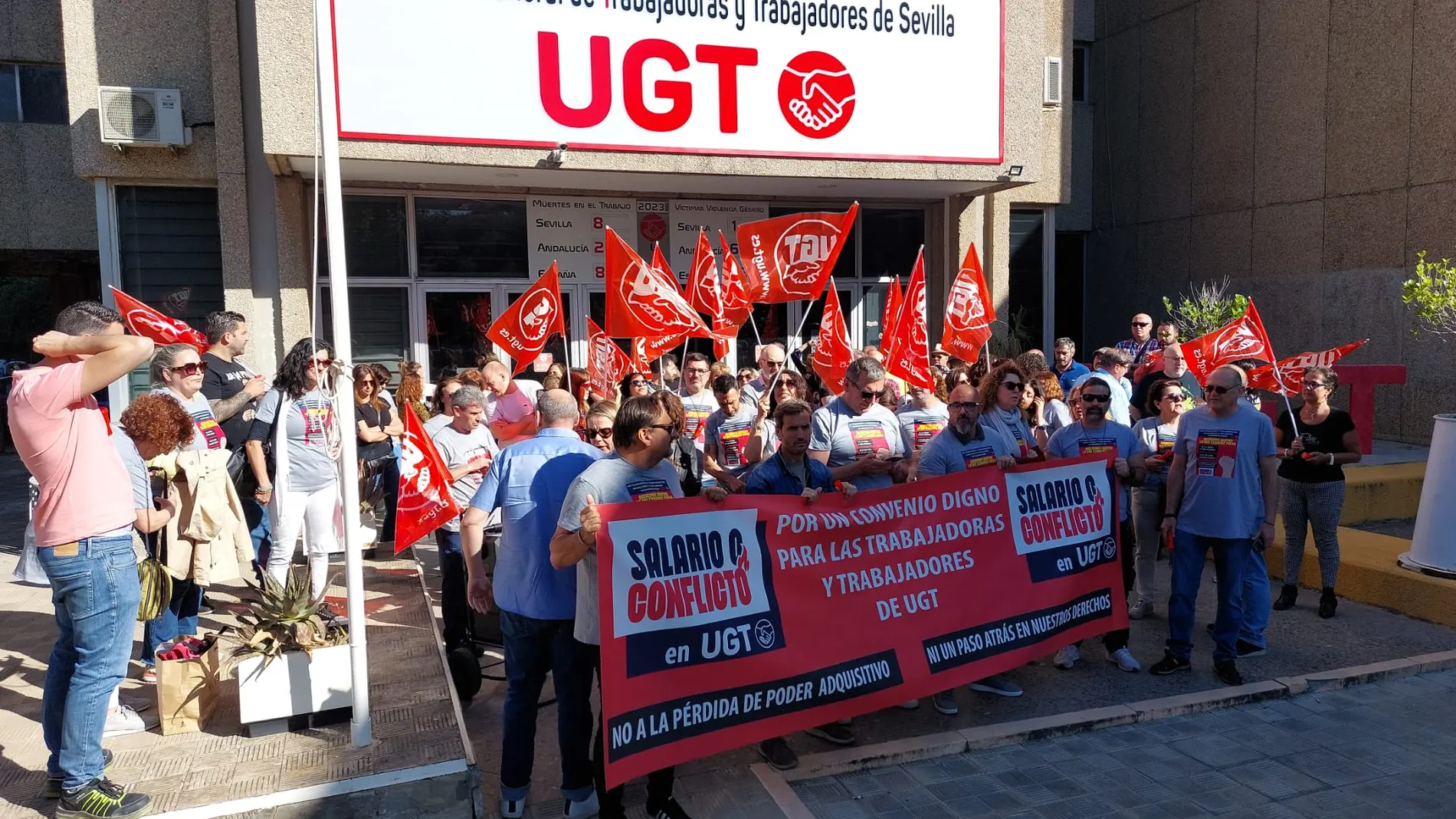 Los trabajadores de UGT durante la protesta frente a la sede regional del sindicato en la avenida de Blas Infante de Sevilla