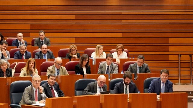 Bancada del PP y de los miembros de la Junta durante las votaciones