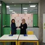 La CEO de Campofrío Frescos, Camille Greene, y la presidenta de Down Burgos, Begoña Carpintero, suscriben el acuerdo