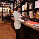 Sassa de Osma posa en una librería. 