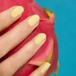 Este es el color de uñas que promete convertirse en viral esta primavera: el amarillo limón