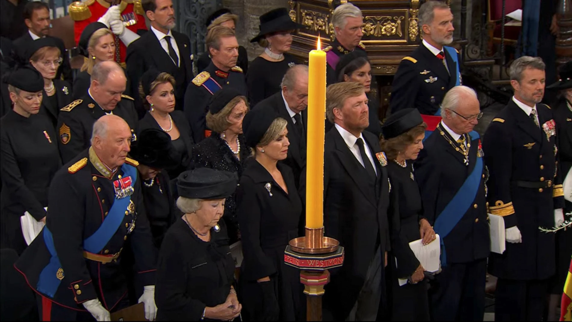 LONDRES, 19/09/2022.- Captura de video de los reyes de España, Felipe VI y Letizia, junto a los eméritos, Juan Carlos y Sofía, en el funeral de Isabel II en la abadía de Westminster, en Londres, la primera imagen conjunta de los cuatro desde 2020. 