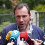 Óscar Puente atiende a los medios
