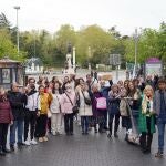 Varias personas participan en un acto a pie de calle, en la Plaza Zorrilla de Valladolid, para presentar la campaña informativa ‘X Solidaria’.