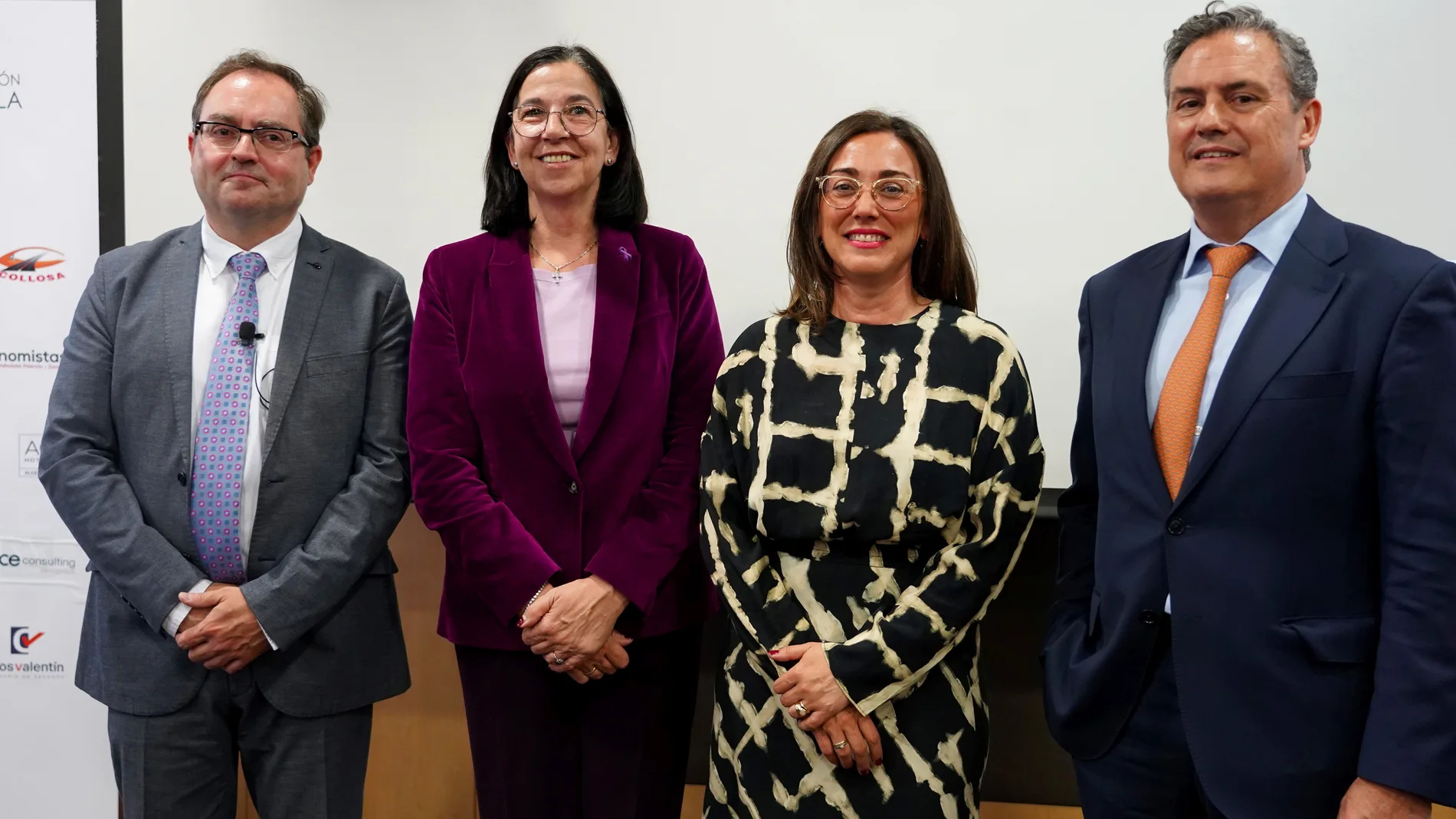 Foto de familia del director general del Instituto Nacional de Ciberseguridad, Félix Barrio con la subdelegada del Gobierno en Valladolid, Alicia Villar; la consejera de Movilidad y Transformación Digital, María González Corral; y el director de la Fundación Schola, Luis Ortiz de Lanzagorta, antes de la conferencia